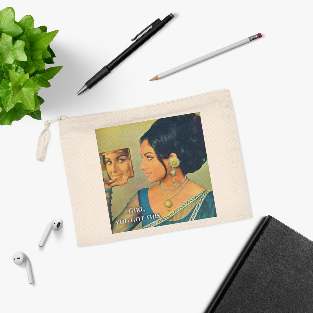 لڑکی، آپ کو یہ شرمیلا ٹیگور پنسل کیس مل گیا ہے۔